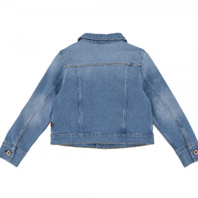 Casaco azul claro de ganga visto de costas