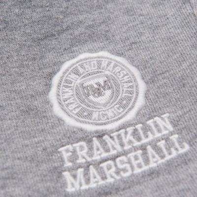 Detalhe de bordado branco em tecido cinzento