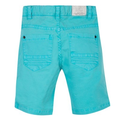 Calções azuis de algodão com bolsos traseiros e etiqueta de marca no cós