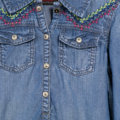 Camisa de ganga azul com bordados coloridos e botões no peito