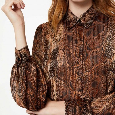 Blusa feminina com padrão de pele de cobra em tons castanhos e pretos