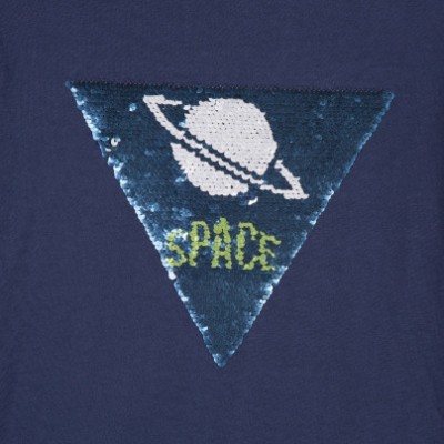 Padrão triangular com planeta e a palavra SPACE em lantejoulas sobre tecido azul escuro