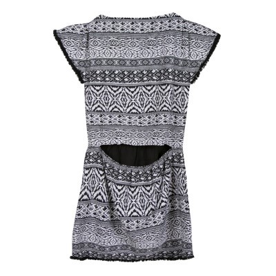 vestido curto preto e branco com padrão geométrico e abertura nas costas