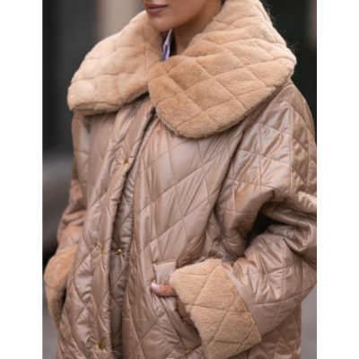 Casaco acolchoado bege com gola e punhos em pelo castanho claro