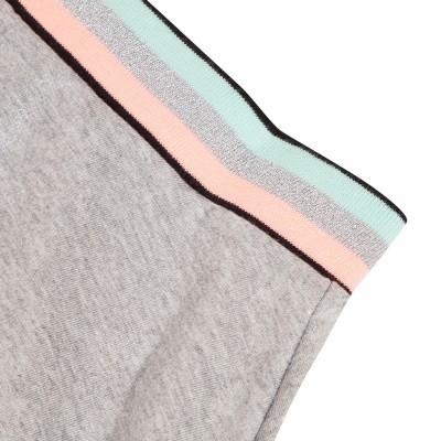 Cintura elástica colorida em roupa interior cinzenta