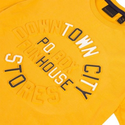 Camisola amarela com estampado em relevo e a cores com texto DOWNTOWN CITY P.O. BOX FUN HOUSE STORES