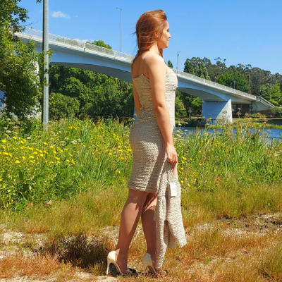 Vestido bege rendado e casaco Roberta Biagi