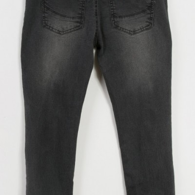 Calças de ganga pretas contra fundo branco