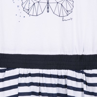 Peça de roupa branca com borboleta desenhada e riscas azuis e brancas na parte inferior