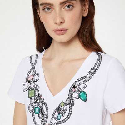 T-shirt branca com estampa de colar colorido no decote V