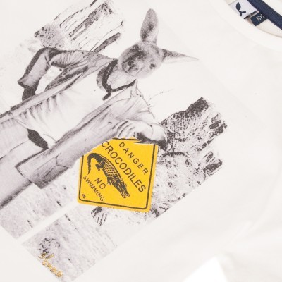 Camiseta branca com estampa de cão segurando placa amarela de perigo