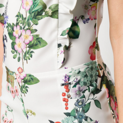 Macacão branco com estampa floral e folhos verticais