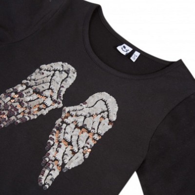 Camisola preta com asas de lantejoulas prateadas e cobre