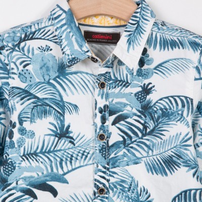 camisa branca com padrão azul de folhas tropicais
