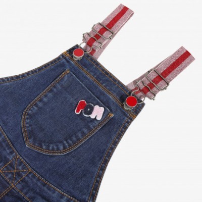 Jardineira de ganga azul com alças rosas e vermelhas e patch 'POW'