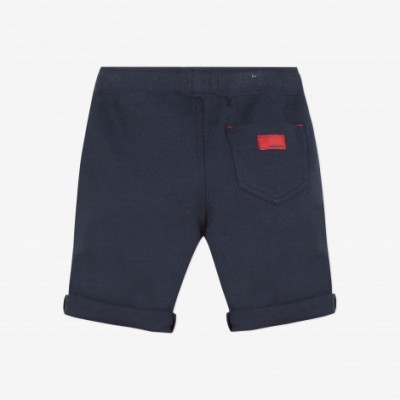 Calções curtos azuis escuros com bolso traseiro e etiqueta vermelha.