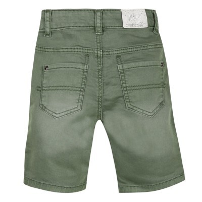 Bermuda verde para criança com bolsos traseiros e etiqueta na cintura