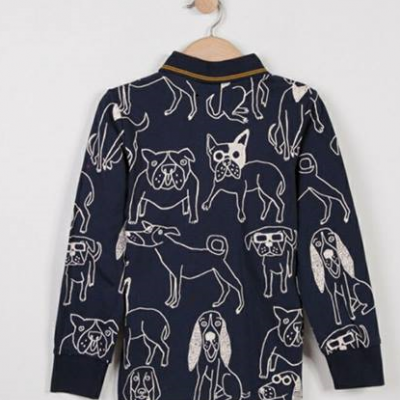 Camisa de criança azul escura com desenho de cães em branco