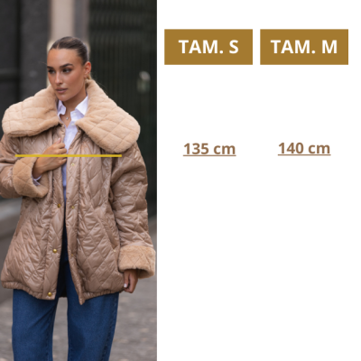 Mulher a usar casaco acolchoado bege com gola e punhos felpudos e botões dourados