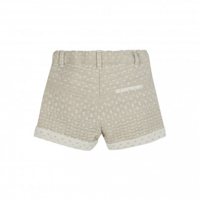 Calções bege claro texturizados com pequenos pontos brancos e bainha dobrada.