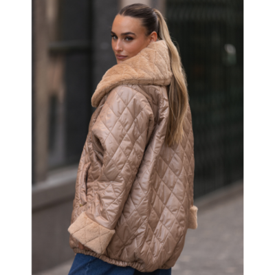 Casaco acolchoado bege com capuz peludo e punhos peludos