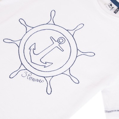 T-shirt branca com bordado azul de âncora e leme e texto 31ommeo