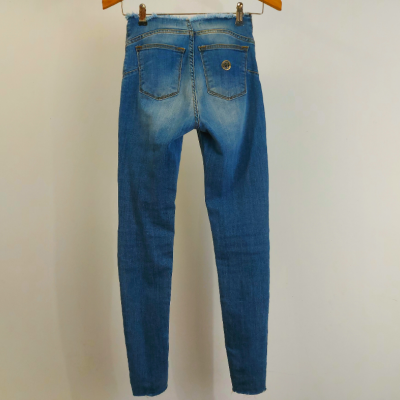 Calças de ganga azuis penduradas num cabide