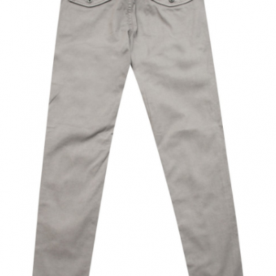 calças cinza claro com bolsos traseiros e etiqueta no bolso direito