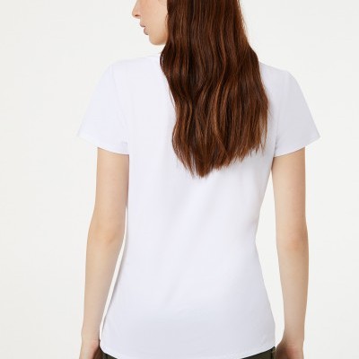 T-shirt branca de manga curta vista de costas com saia verde-oliva.