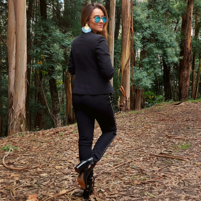 Pessoa com blazer e calças pretas em zona florestal