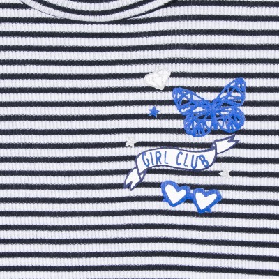 Tecido riscado com bordados azuis e brancos incluindo borboleta, corações e texto GIRL CLUB