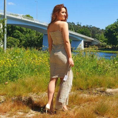 Vestido bege rendado e casaco Roberta Biagi