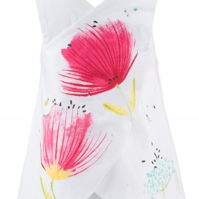 Blusa branca com flores vermelhas e amarelas e alças largas