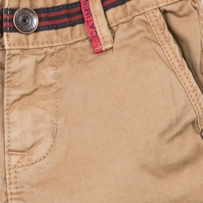 Calças castanho claro com botão metálico e etiqueta vermelha