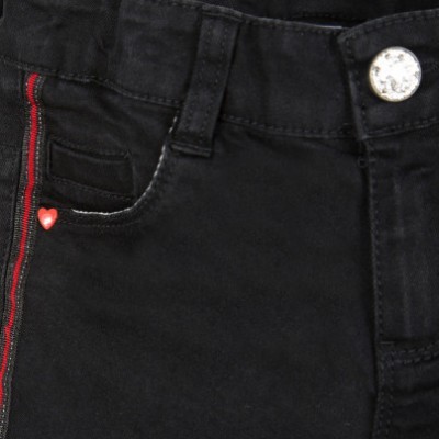 Calças pretas de ganga com costura vermelha e botão metálico