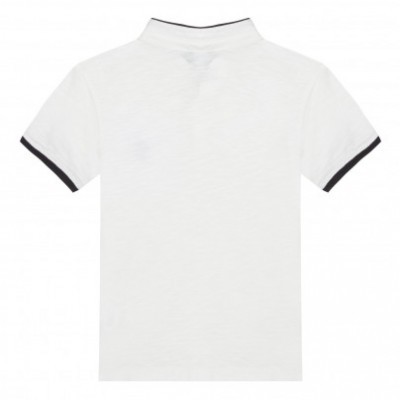 Polo branca de criança com detalhes pretos na gola e mangas, vista de costas