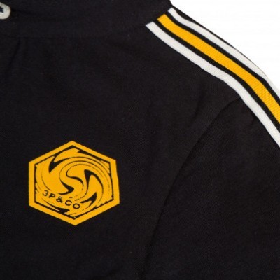 sweatshirt preta com faixas brancas e amarelas e logótipo hexagonal amarelo 3P & CO