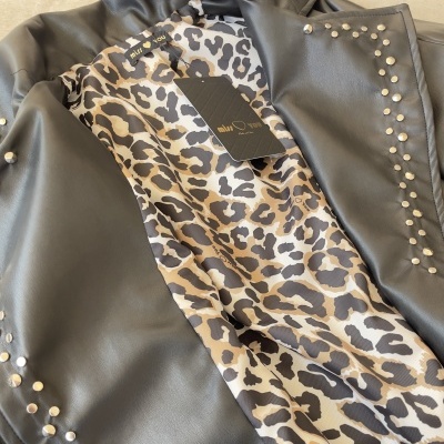 blazer preto com forro de padrão de leopardo e tachas douradas