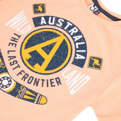 T-shirt cor de salmão com estampado gráfico azul escuro, amarelo e branco com texto AUSTRALIA e símbolos estilizados