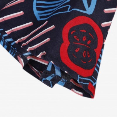 Pormenor de peça de roupa com padrão colorido e formas abstratas