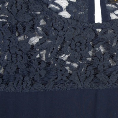 Vestido azul escuro com renda floral na parte superior