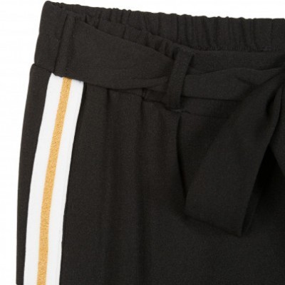 Calças pretas com cinto e riscas branca e dourada na lateral