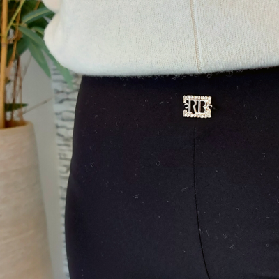 Roberta Biagi mulher calça preta