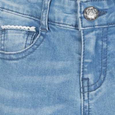 Calça de ganga azul clara com botão metálico e renda no bolso