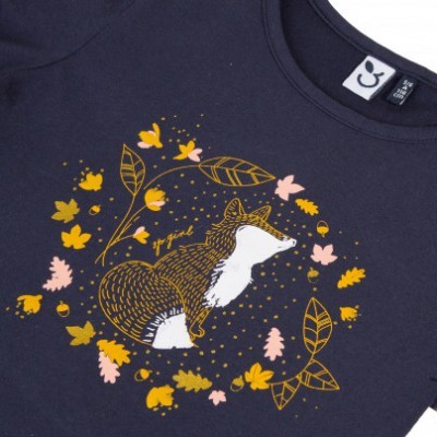 T-shirt azul escura com estampado de raposa e folhas coloridas