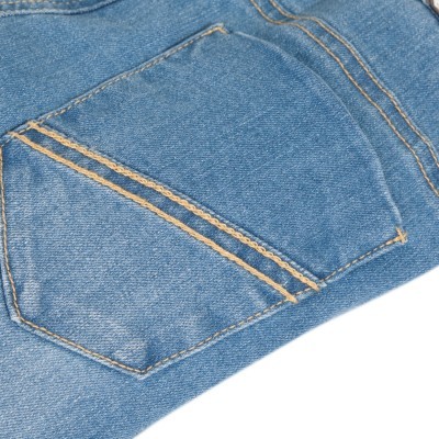 Bolso traseiro de calças de ganga azuis com costuras amarelas