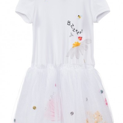 Vestido infantil branco com estampas de abelhas, flores e texto 'BZZZZ!'