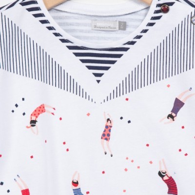 Camisola branca de bebé com padrão de nadadores e linhas pretas.