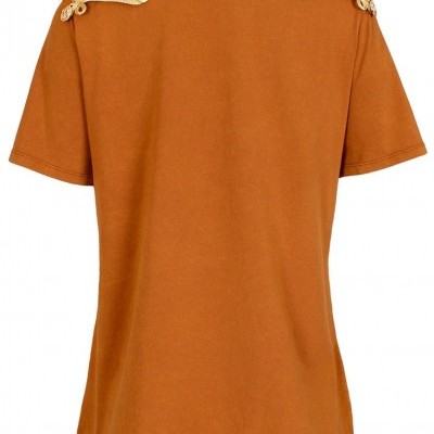 T-shirt castanha de manga curta com botões dourados e cordas nos ombros