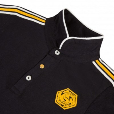 Camisola preta com gola alta e riscas amarelas e brancas nas mangas e logótipo amarelo no peito